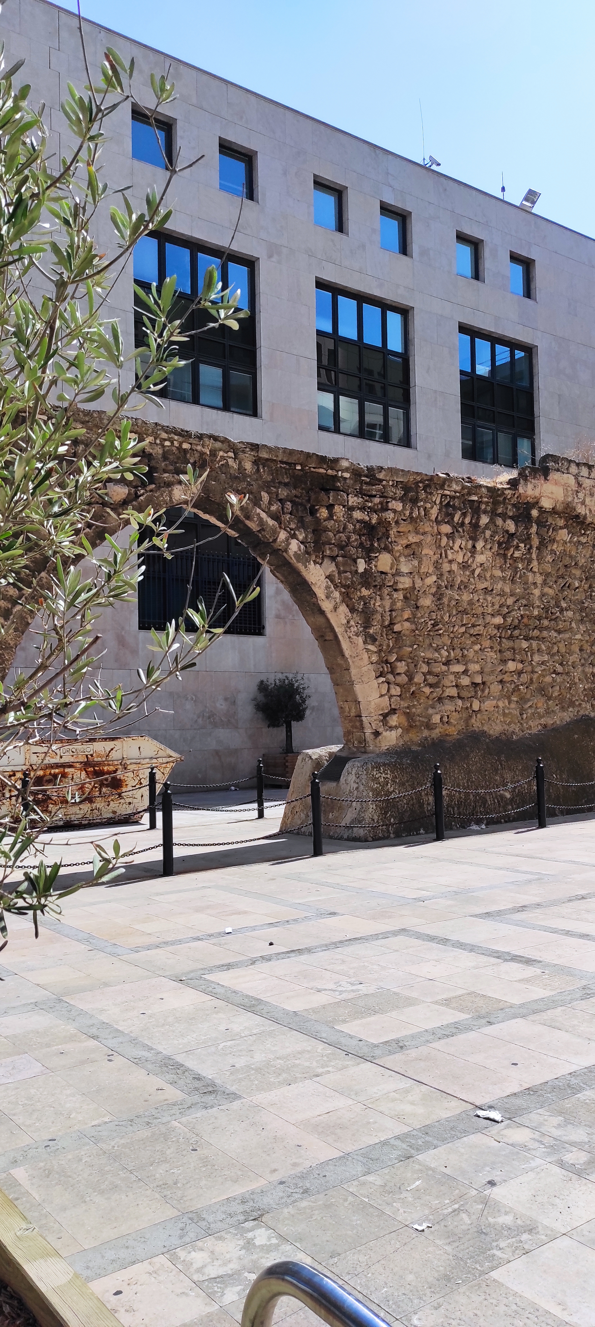 ancien acqueduc de marseille tout en pierre