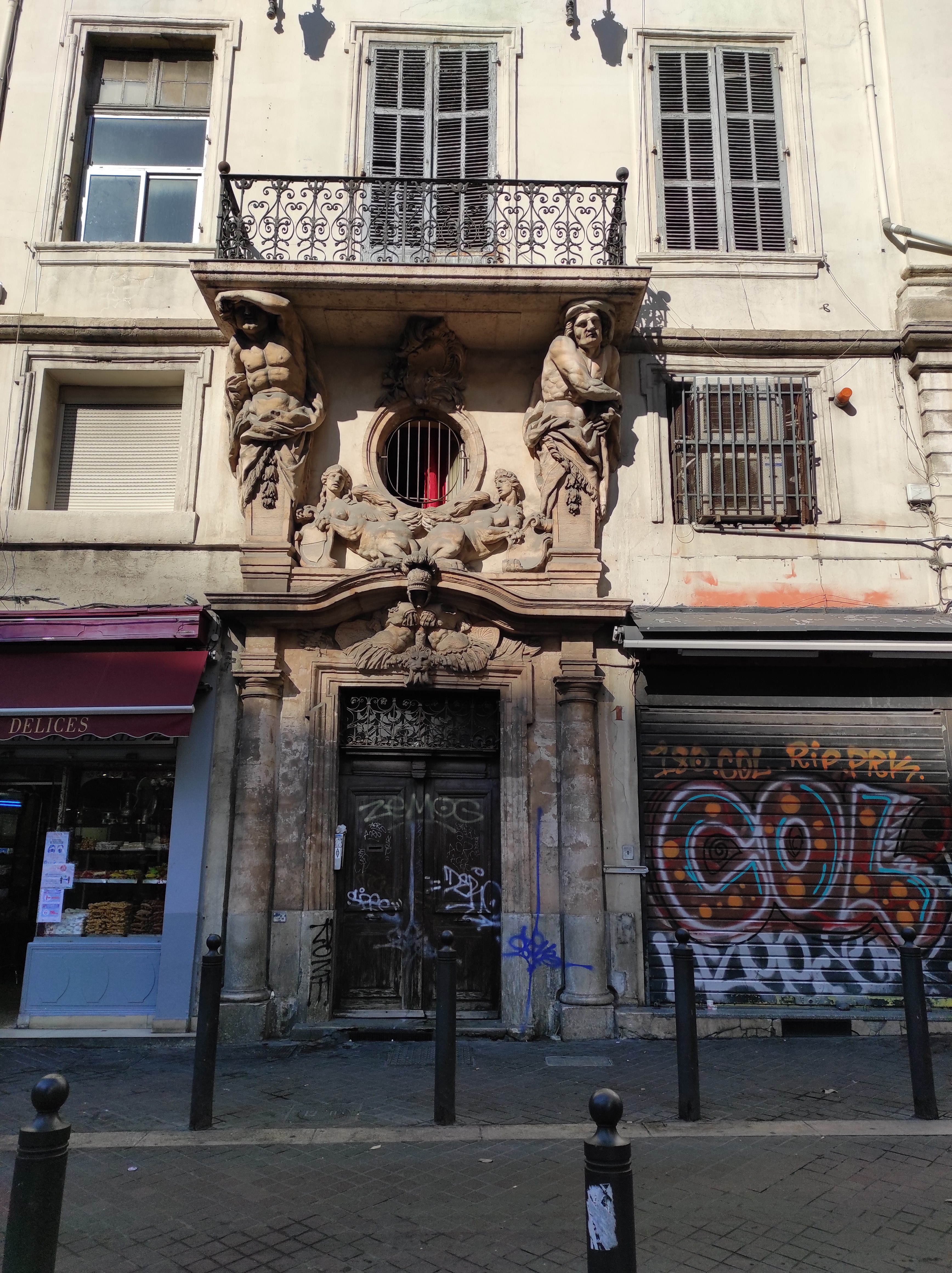 immeuble aux cariatides au bout du cours Belsunce